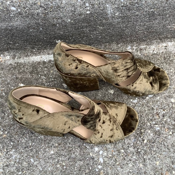 CAbi Interlock Olive Crushed Velvet Chunky Heel Shoes Open Toe Size 7 - Picture 10 of 14